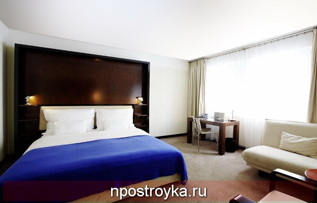 Натяжные потолки сатиновые в комнате 15 кв м.,