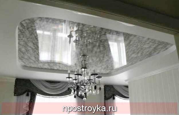 Натяжные потолки фактура мрамор в комнате 15 кв м.,