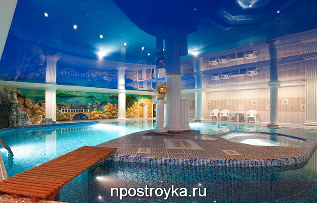 Натяжные потолки в бассейне