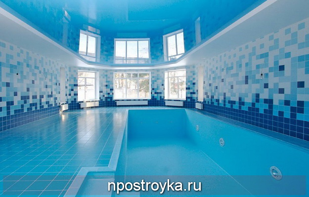 Натяжные потолки в бассейне