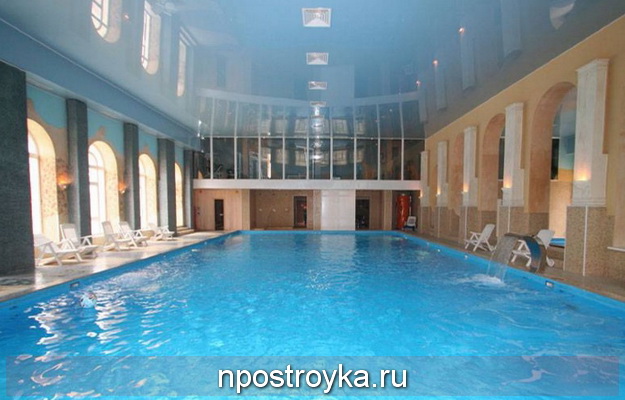 Натяжные потолки в бассейне