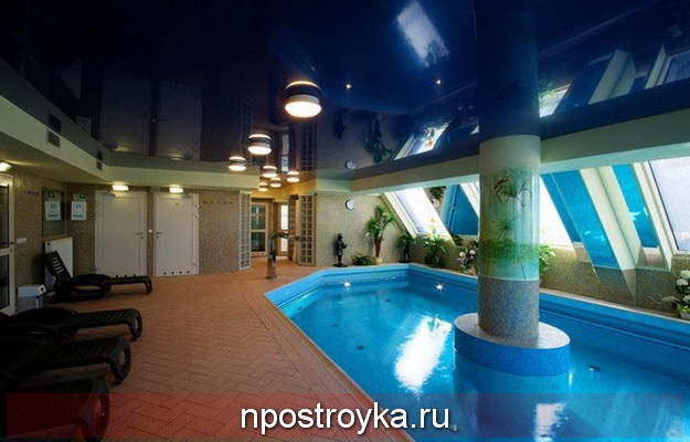 Натяжные потолки в бассейне