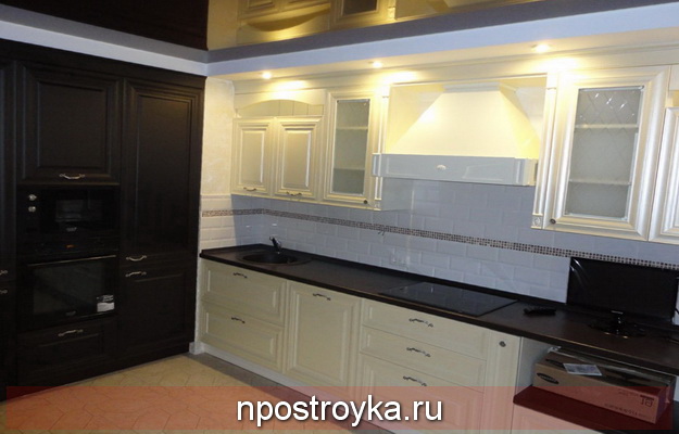 Натяжной потолок на кухне глянцевый