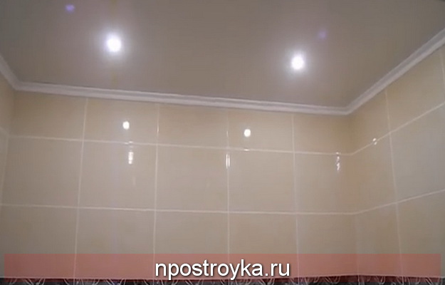 натяжной потолок в туалете фото