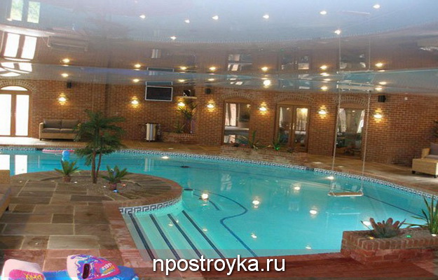 Натяжные потолки в бассейне