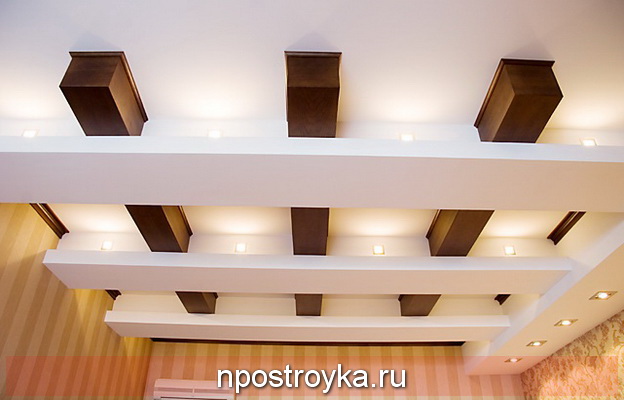 натяжной потолок в интерьере Кантри