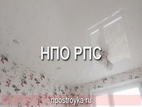 глянцевый натяжной потолок фото